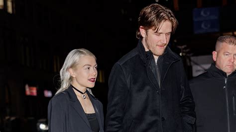 Phoebe Bridgers makes a rare appearance with boyfriend Bo。